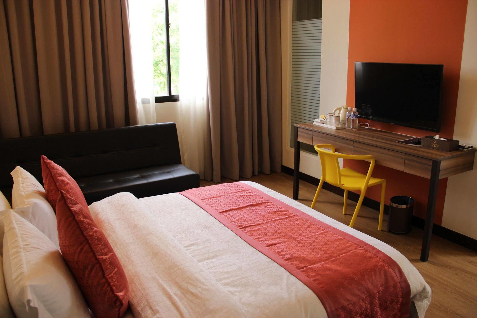 Memoire Hornbill Hotel Кучинг Экстерьер фото